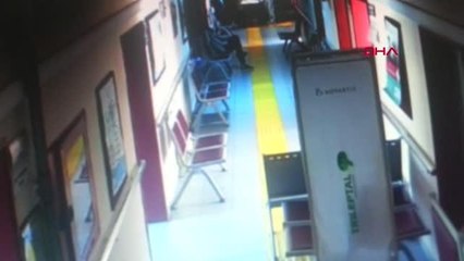 KOCAELİ AİLE SAĞLIĞI MERKEZİNDEN KORONAVİRÜS AŞISI ÇALAN ŞÜPHELİ KAMERADA