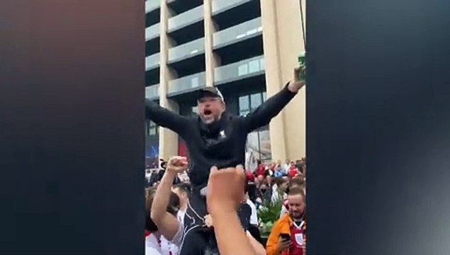 Muhabir, İngiltere galibiyetini kutlayan kişiyi Alman teknik direktör Jürgen Klopp'a benzetirse...