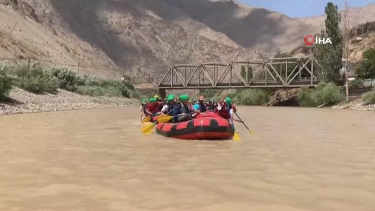 Son dakika... Bakan Ziya Selçuk, Hakkari'de telafi etkinlikleri kapsamında doğa kampı ve rafting yapan gençlerle bir araya geldi
