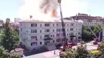 Bağcılar'da bir okulun çatısındaki yangına itfaiye müdahale ediyor