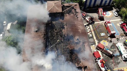 Bağcılar’da bulunan bir okulu çatısında bilinmeyen bir nedenle yangın çıktı. Olay yerine itfaiye ekipler sevk edildi.