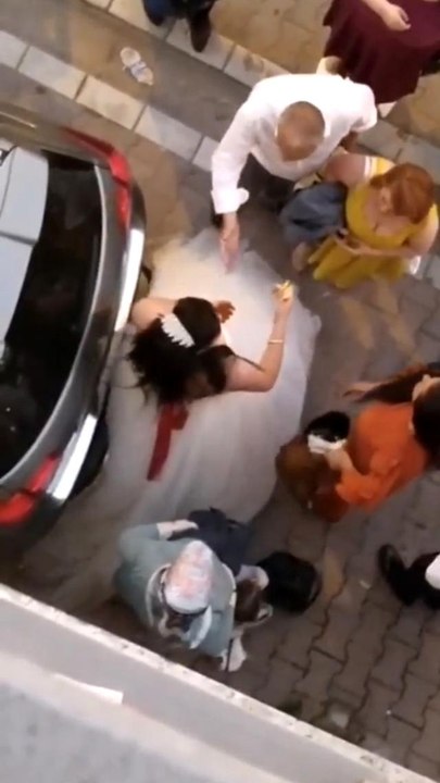Düğünde takı krizi! Dünürler birbirine girdi, sinir krizi geçiren gelin arabayı böyle yumrukladı