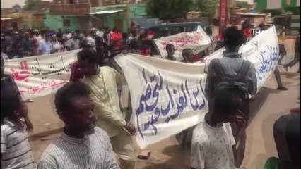 Sudan'da güvenlik güçleri, başkanlık sarayı önündeki protestoculara müdahale etti