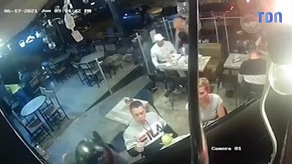 Malgré le braquage en cours, il continue à manger tranquillement son poulet