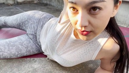 女優がおうちでやってる簡単ストレッチと筋トレをご紹介♡