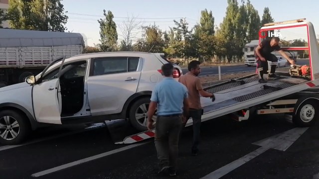 Üç aracın karıştığı kazada 1 kişi yaralandı