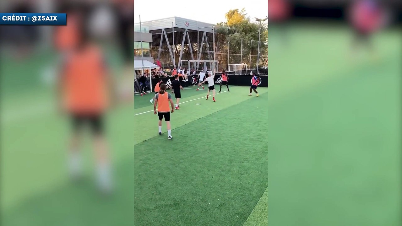 Zinédine Zidane rechausse les crampons en famille