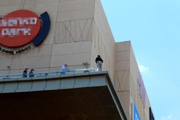 Alışveriş merkezinin terasında intihar girişimi
