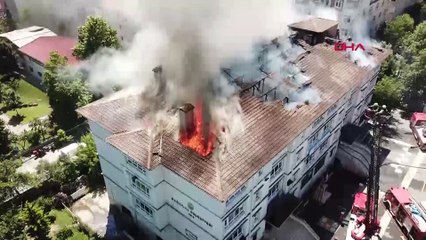 Bağcılar'da ilkokulun çatısı alev alev yandı