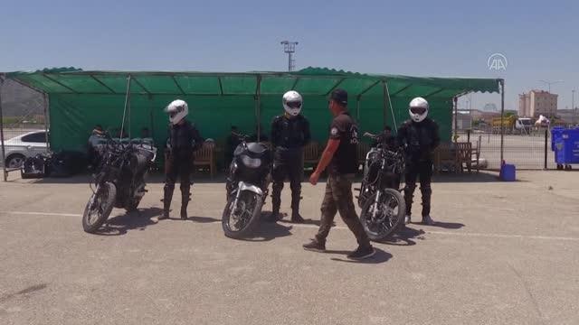 Son dakika haberi! AFYONKARAHİSAR - Yunuslar timine katılacak polis memurları Motor Sporları Merkezi'nde eğitimden geçiyor