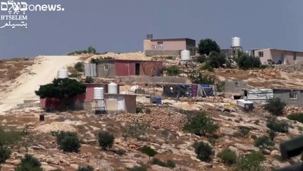 بالفيديو: جرافات إسرائيلية تدمر خط مياه رئيسي تعتمد عليه 12 قرية فلسطينية في الخليل