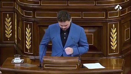 Rufián se ríe y ridiculiza a un Pedro Sánchez que agacha la cabeza