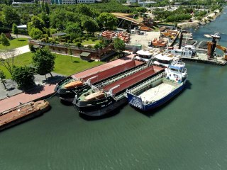 İBB'nin iskeleye bağlı olarak müsilaj temizleyen gemileri havadan görüntülendi