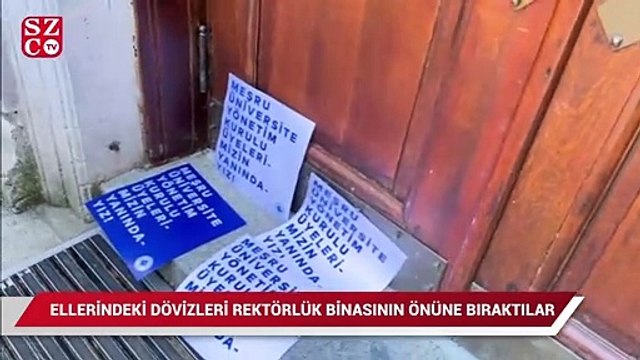 Boğaziçili akademisyenler, ellerindeki dövizleri rektörlük binasının önüne bıraktılar