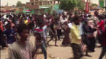 - Sudan'da güvenlik güçleri, başkanlık sarayı önündeki protestoculara müdahale etti