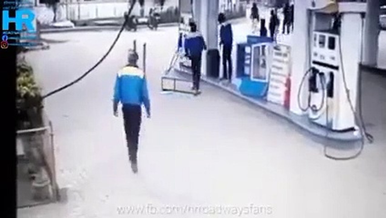 पेट्रोल दर वाढी विरोधात डुकराचे  आंदोलन,,,पेट्रोल पंपाच्या कर्मचाऱ्यांना मारहाण 