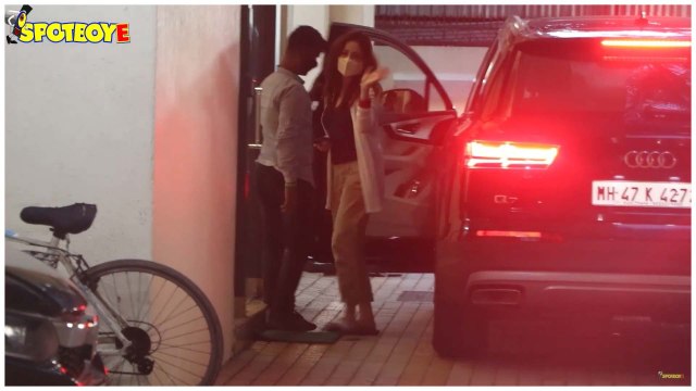 Newly Wed Yami Gautam & Ranbir Kapoor Snapped In Bandra