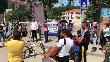 EDİRNE - Mahalle sakinleri davul zurna eşliğinde temizlik yaptı