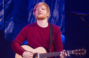 Ed Sheeran porta occhiali finti in pubblico: il motivo