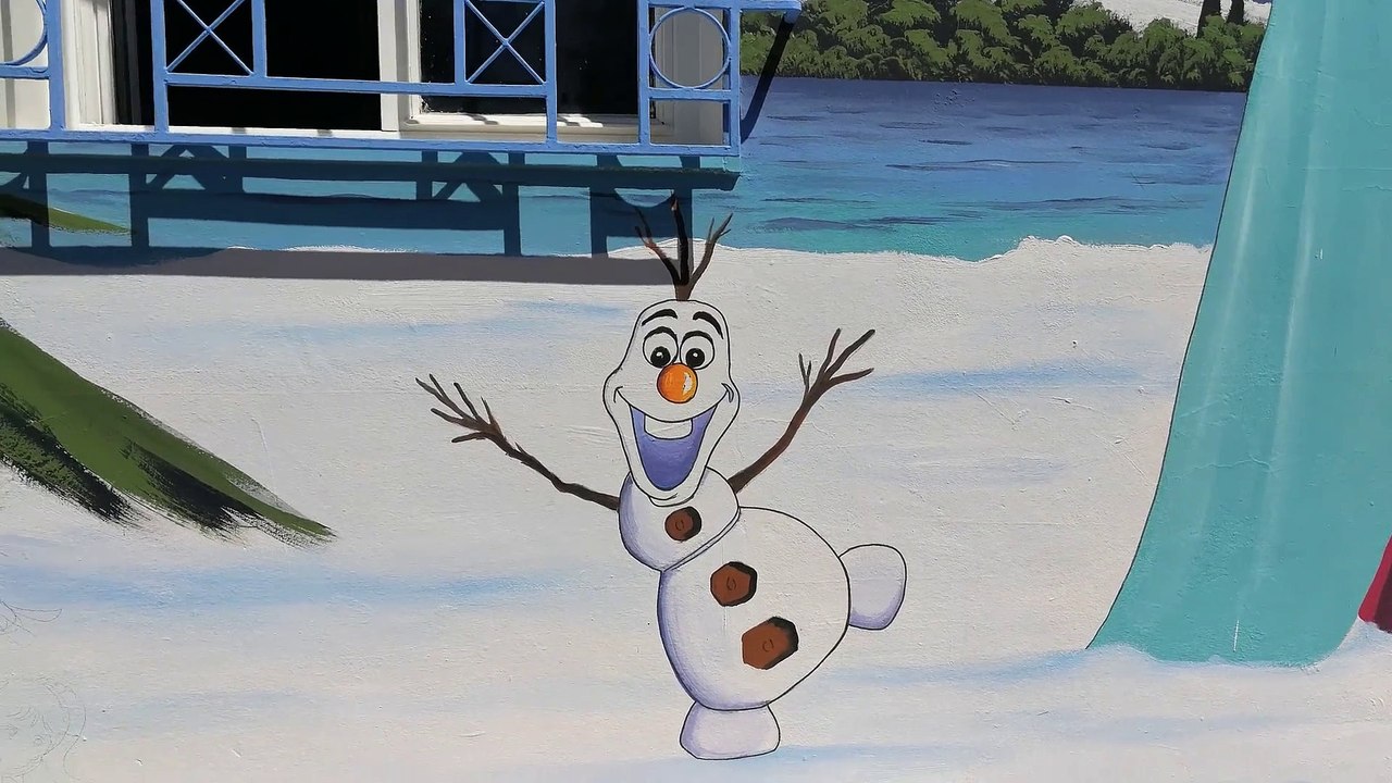 Drawing Olaf, Elsa and Anna Frozen 2 on the wall murals
