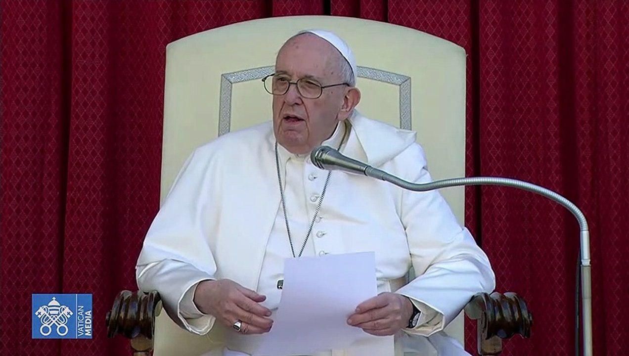 Papa Francesco all'udienza rende omaggio al suo autista: "Oggi va in pensione, merita un applauso"