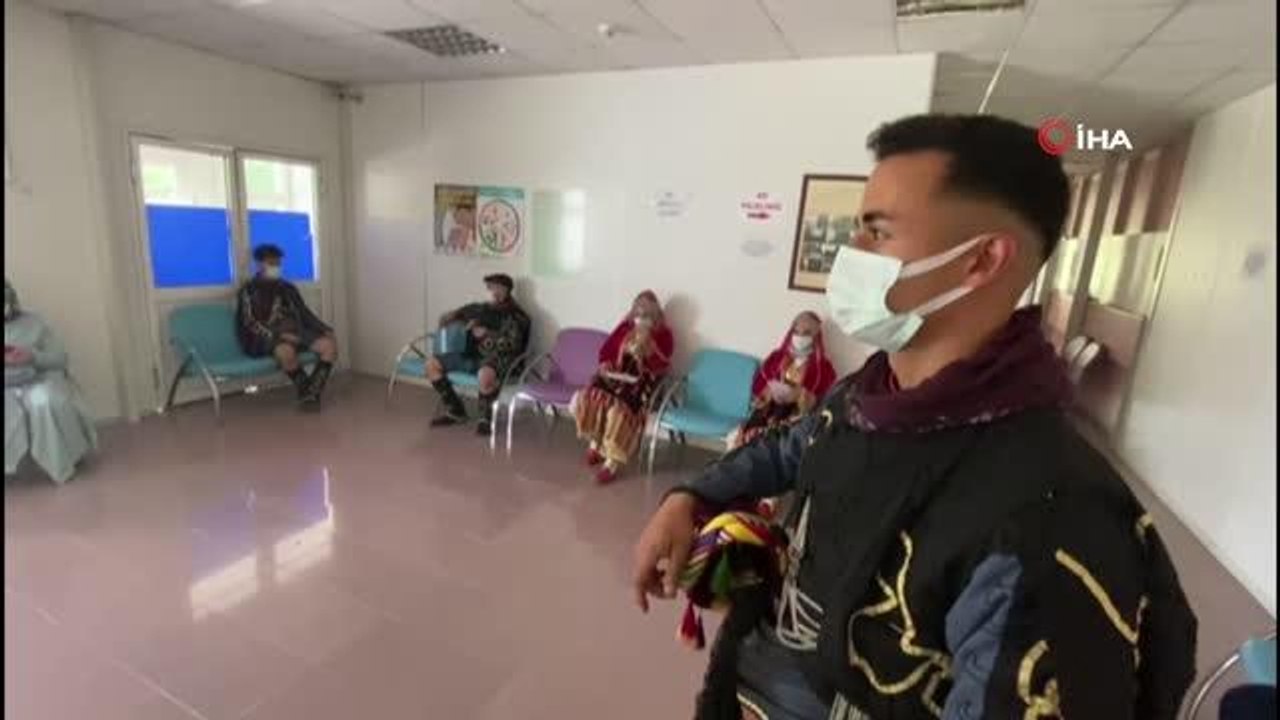 Son dakika haberleri! Halk oyunları ekibi yöresel kıyafetlerini giyip aşı olmaya geldi