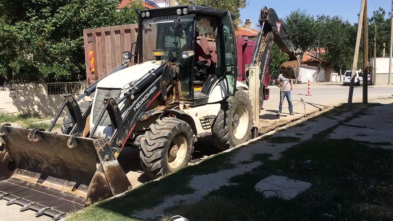 Beyaz kepçe kullanan adam önümde kazdı