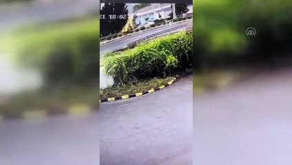 İZMİR - Refüjü aşarak otomobille çarpışan iş makinesinin sürücüsü tutuklandı