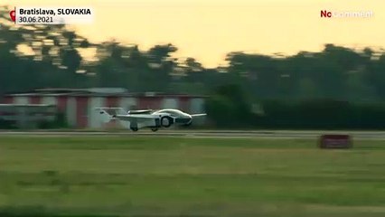 Une voiture volante dans le ciel slovaque