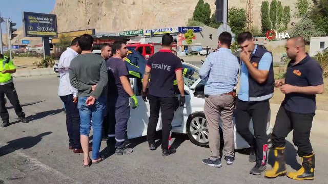 İtfaiye erleri yaralıyı güneşten montlarıyla korudu... Otomobille kamyonet çarpıştı: 2 yaralı