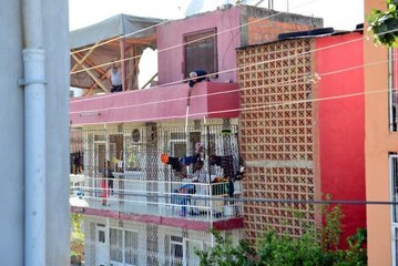 BABASINI BIÇAKLA KOVALAYIP ANNE, ABLA VE 4 YEĞENİNİ REHİN ALDI, OPERASYONLA YAKALANDI