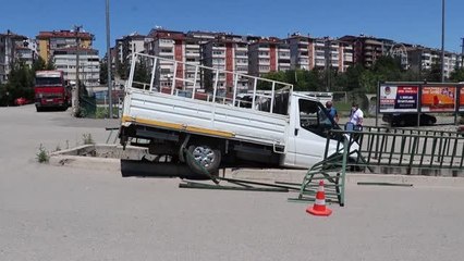 Park halindeyken hareket eden kamyonet su kanalı korkuluklarında asılı kaldı