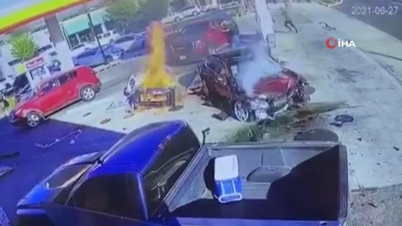 Otomobilin çarptığı yakıt pompası alev topuna döndü