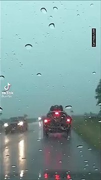 Une voiture foudroyée en pleine route... images incroyables