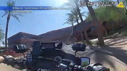 Un conducteur recule sur un motard de la police pour échapper à un contrôle (États-Unis)