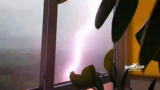 Il filme un éclair impressionnant pendant un orage à Moscou