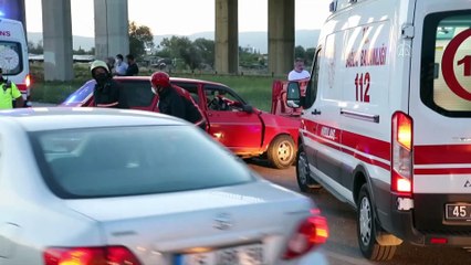 MANİSA - İki otomobilin çarpıştığı kazada 3'ü çocuk 6 kişi yaralandı