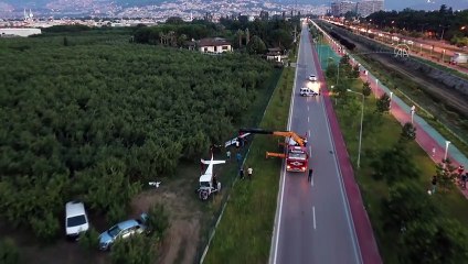 BURSA - Meyve bahçesine acil iniş yapan eğitim uçağı vinçle kaldırıldı