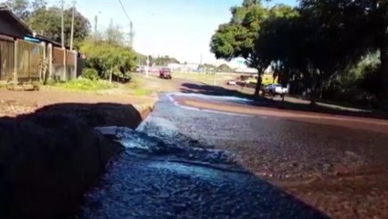 Vazamento de água é registrado na Rua Olindo Periolo, no Bairro Pacaembu