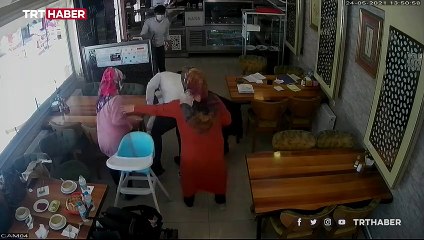 Boğazına ekmek takılan çocuğu lokanta sahibi kurtardı