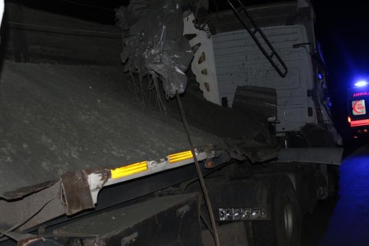 Lastiği patlayan tır kamyona çarptı