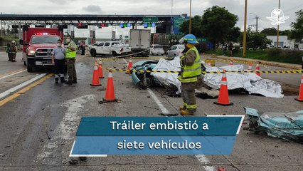 Captan momento en que tráiler embiste a Tsuru en caseta; accidente deja 4 muertos