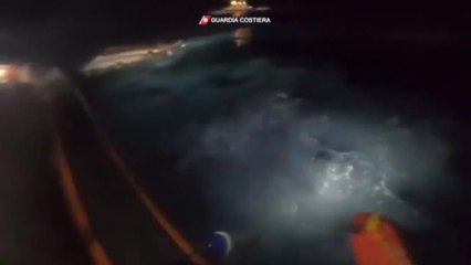 Download Video: Angustioso rescate de un grupo de migrantes cerca de la costa italiana