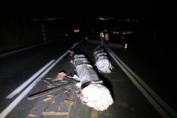 Tırdan dökülen alüminyum çubuklar sınır kapısına giden yolda trafiği aksattı