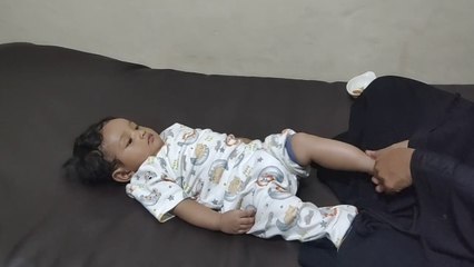 Akbar urut sama bidan tidak nangis malah senyum ketawa