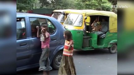 ভিখারীরর কুড়েঘরে এসি দেখে পুলিশ সন্দেহ করে, কিন্তু যখন ভেতরে ঢুকলো সবাই হতভম্ব হয়ে যাবেন।