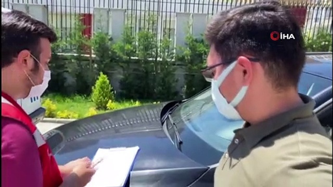 Araçla seyir halindeyken boynuna tasma taktığı köpeği peşinden koşturdu