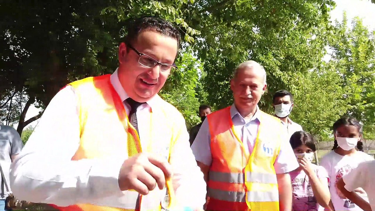 Başkan çocuklarla boya yaptı, seksek oynadı