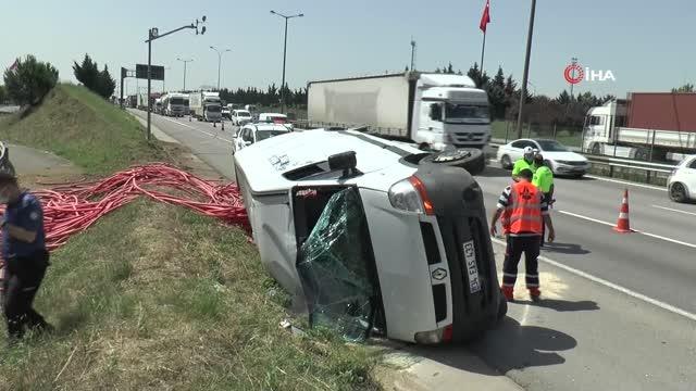 Tuzla'da lastiği patlayan araç bariyerlere daldı: 1 yaralı