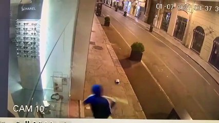 Tải video: Palermo, ore 3.30: la vetrina spaccata a colpi di mazza in pieno centro